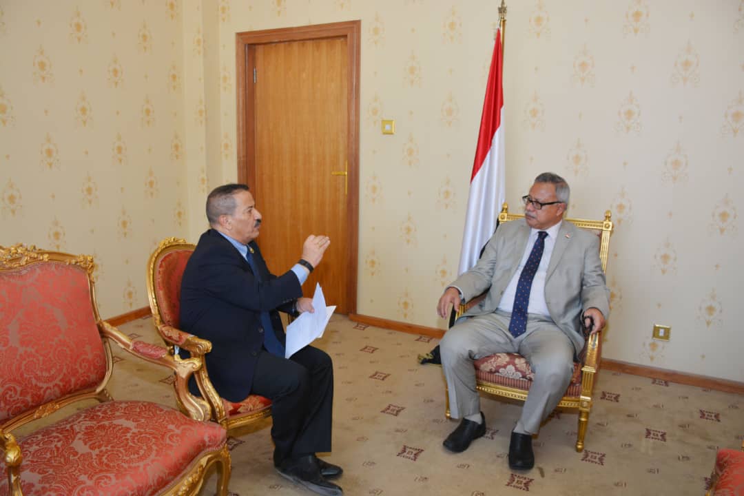 رئيس الوزراء يناقش مع وزير الخارجية آخر التطورات والمستجدات في المنطقة