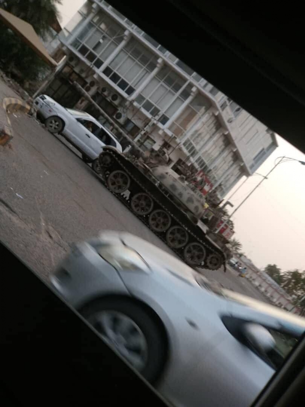 شاهد اول صوره مباشرة لنزول الدبابات الى شوارع العاصمة عدن