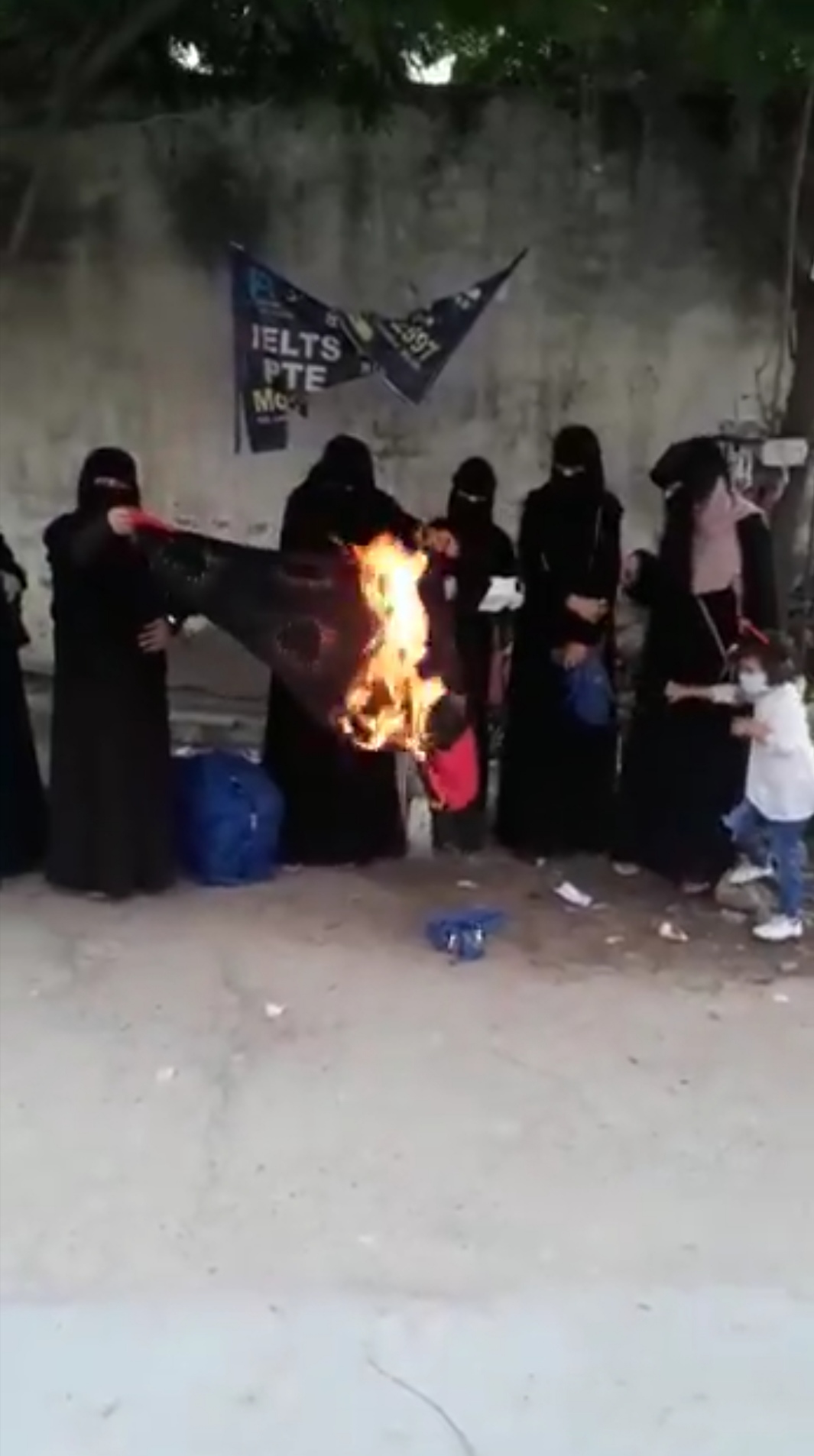 شاهد صورة يمنيات في الهند يحرقن غطاء رؤوسهن