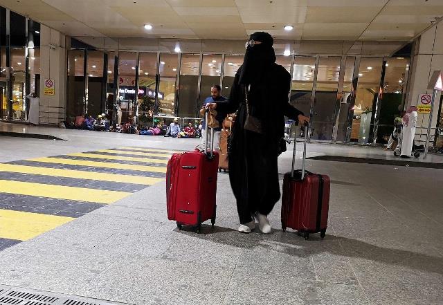 اكثر من 15 ألف شابة سعودية تغادرالمملكة والإقبال مستمر والجوازات تحذر وتطالب ولي الأمر بوقف القرار..