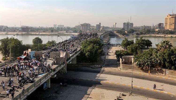 عاجل .. المحتجون في بغداد يسيطرون على الجسر المؤدي الى المدينة الخضراء (صور وتفاصيل)..!!